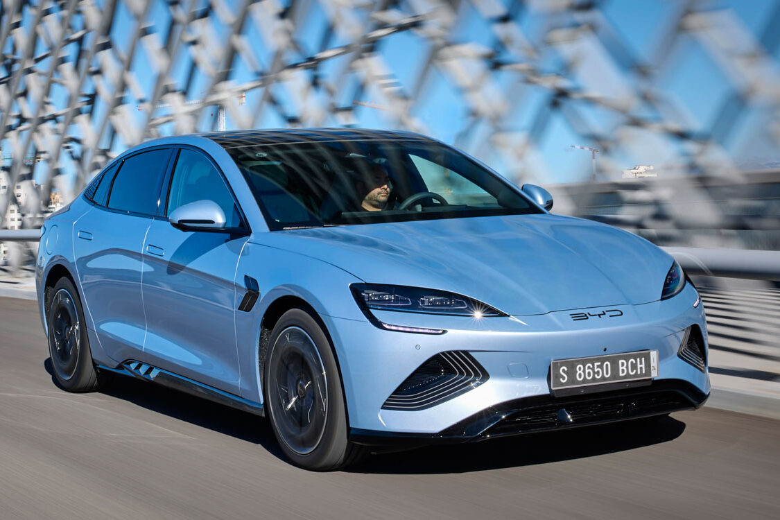 Китайская BYD впервые опередила Tesla по годовым продажам чистых электромобилей в 2025